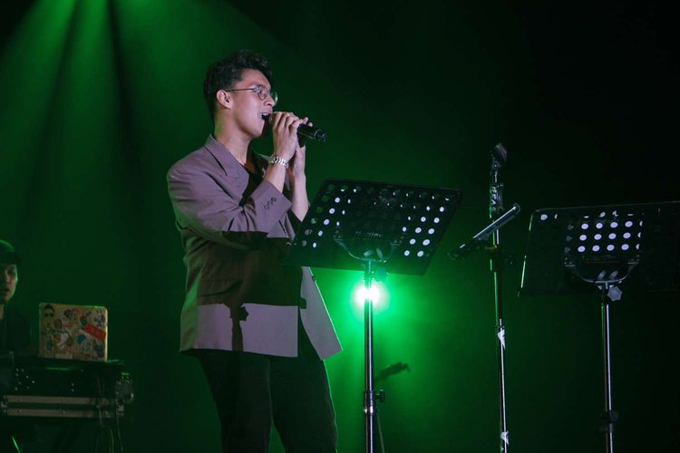 Artis Ardhito Pramono  tampil di Java Jazz Festival 2020 yang digelar di JIExpo, Kemayoran, Jakarta Pusat, Minggu(1/3/2020) Ardhito Pramono mebawakan lagu Imagine.