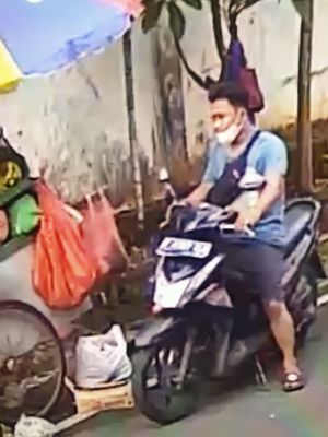 Aksi pencurian terhadap seorang pedagang sayur keliling di kawasan Bendungan Hilir, Tanah Abang, Jakarta Pusat, pada Senin (20/4/2022), terekam kamera dan kemudian viral di media sosial.
