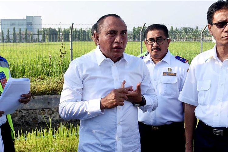 Gubernur Sumut Edy Rahmayadi meninjau lokasi pembangunan gedung VIP di Bandara Internasional Kualanamu, Kabupaten Deliserdang, Senin (8/7/2019)

