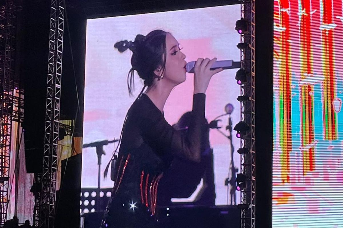 Aksi Lyodra Buka Konser Dewa 19 di GBK di Stadion Utama Gelora Bung Karno (GBK), Senayan, Jakarta Pusat, Sabtu (12/8/2023).