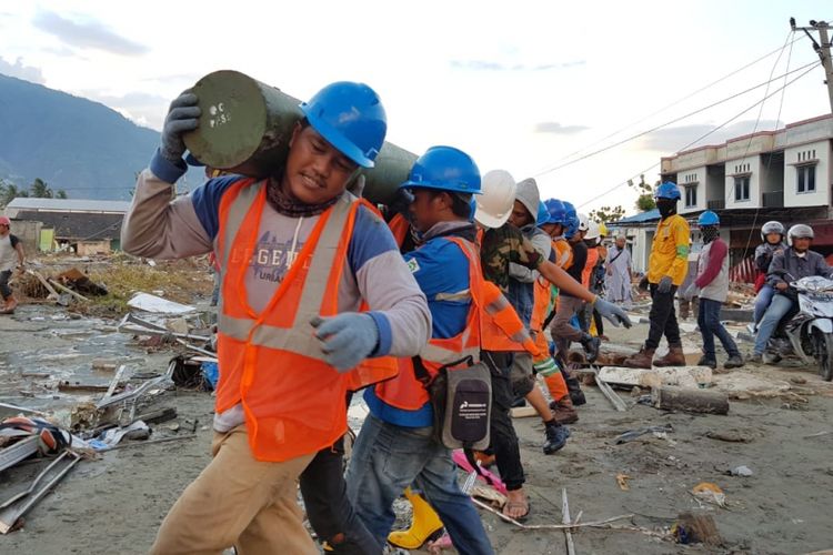 Para petugas PLN dari seluruh Indonesia didatangkan ke Palu dan wilayah lain di Sulawesi Tengah untuk memulihkan jaringan listrik yang rusak akibat gempa bumi dan tsunami pada 28 September lalu.