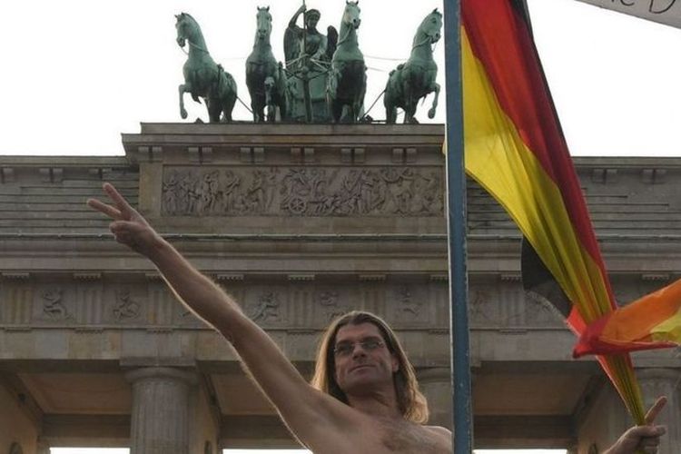 Ilustrasi pria Jerman telanjang dada.