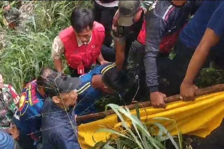 Tim SAR gabungan mengevakuasi jenazah korban remaja laki-laki dari dasar jurang Ngarai Sianok Bukittinggi, Selasa (6/2/2024). 

