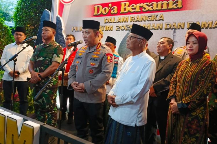 Kapolri Jendral Polisi Listyo Sigit Prabowo (tengah) usai menghadiri doa bersama di Mapolda Jatim, Selasa (19/11/2024).