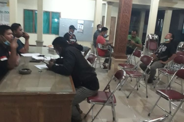 Potret suasana di Balai Desa Mranggen, Pulokarto, Sukoharjo, Jawa Tengah. Mereka merupakan para keluarga korban kecelakaan bus pariwisata GA Trans yang menabrak tebing di Imogiri, Bantul, DI Yogyakarta, Minggu (6/2/2022).