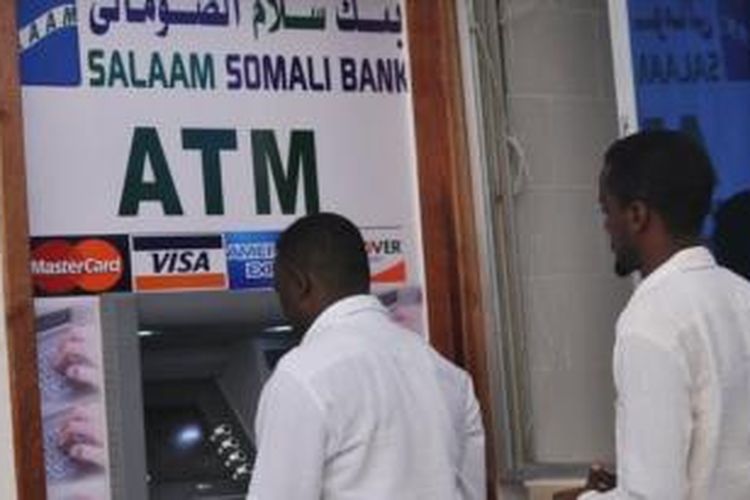 Warga ibu kota Somalia, Mogadishu antusias mengantre untuk menggunakan mesin ATM pertama di kota itu sekaligus yang pertama di Somalia.