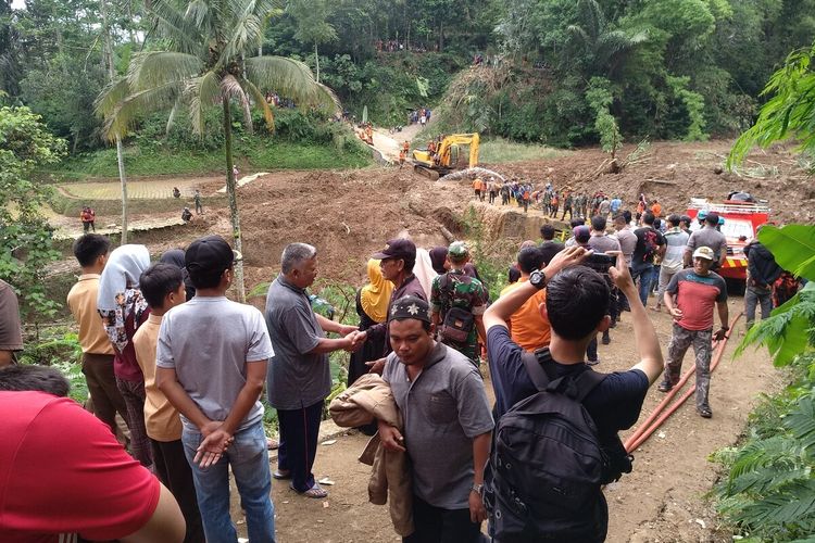 Korban tertimbun longsor akibat cuaca buruk di Desa Santanamekar Kecamatan Cisayong Kabupaten Tasikmalaya masih dicari oleh Tim Gabungan BPBD, Basarnas, Polri dan TNI disertai anjing pelacak, Rabu (4/3/2020).