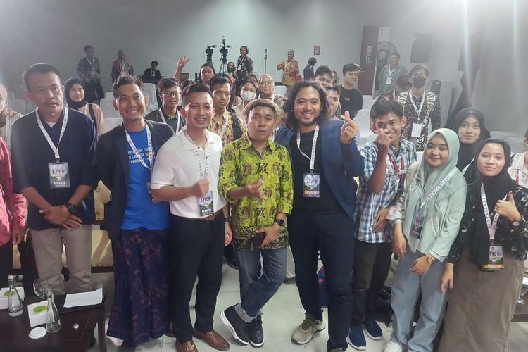 Billy Mambrasar beserta generasi milenial dan generasi Z yang menghadiri Festival LIKE 2023, yang diadakan oleh Kementerian Kehutanan dan Lingkungan Hidup, bertempat di Senayan, Jakarta Pusat 16-18 September 2023.