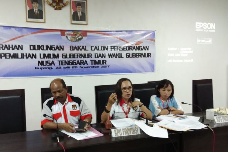 Ketua KPU Provinsi NTT Maryanti Luturmas Adoe (tengah), didampingi dua orang komisioner KPU NTT Yosafat Koli (kiri) dan Theresia Siti (kanan), saat memberikan keterangan pers kepada sejumlah wartawan di Kantor KPU Provinsi NTT, Senin (27/11/2017) dinihari