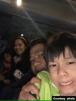 Vanda Sakina, Denny Fachry dan kedua anak mereka saat berada di perjalanan, mengungsi dari Kyiv, Ukraina ke Bukares, Romania.