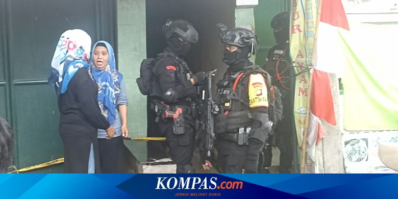 Anggota Brimob Bersenjata Lengkap Berjaga di Lokasi Ledakan di Tangsel