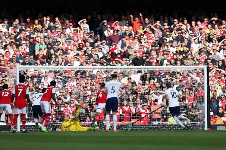 Penyerang Tottenham Hotspur Harry Kane menyamakan kedudukan pada laga derbi London Utara kontra Arsenal di Stadion Emirates, Sabtu (1/10/2022).