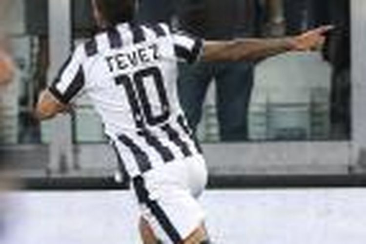 Penyerang Juventus, Carlos Tevez, merayakan keberhasilannya mencetak gol ke gawang Udinese, pada lanjutan Serie-A, di Juventus Stadium, Turin, Sabtu (13/9/2014).