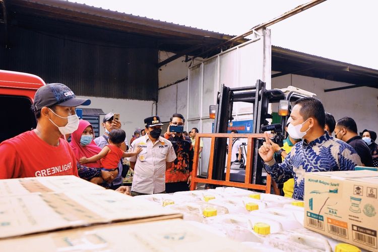 Bupati Lumajang Thoriqul Haq lakukan sidak minyak goreng di gudang mjnyak goreng Desa Padang, Kecamatan Padang, Lumajang, Sabtu (19/2/2022)