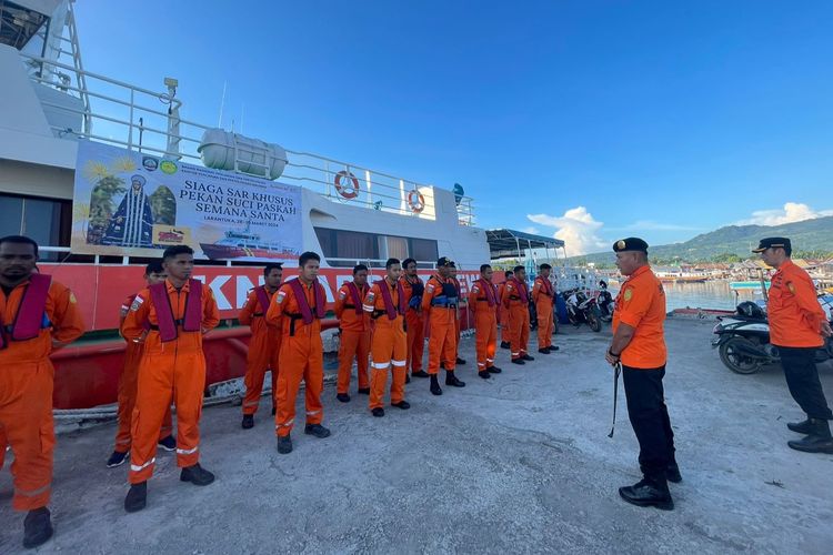 19 personel Basarnas Maumere menerima arahan dari Kepala Basarnas Maumere, Supriyanto Ridwan sebelum diberangkatkan menuju Larantuka, Flores Timur, pada Kamis (28/3/2024).