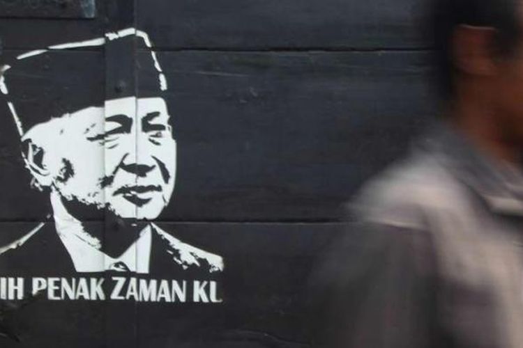 Warga melintas di depan bak truk bergambar presiden kedua RI, Soeharto, di kawasan Pondok Bambu, Jakarta Timur, Sabtu (25/5/2013). *** Local Caption *** Berakhirnya Orde Baru
Warga melintas di depan bak truk bergambar mantan Presiden RI kedua, Soeharto di kawasan Pondok Bambu, Jakarta, Sabtu (25/5). Rezim Orde Baru di bawah kepemimpinan Soeharto tumbang 15 tahun yang lalu. Hal ini menandai dimulainya era Reformasi yang berlangsung hingga saat ini. 

Kompas/Riza Fathoni (RZF)
25-05-2013