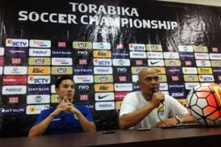 Caretaker Persib Herrie Setiawan bersama gelandang Kim Kurniawan saat memberikan keterangan usai pertandingan Persib vs Mitra Kukar di Stadion Gelora Bandung Lautan Api, Gedebage, Bandung, Sabtu (18/6/2016)