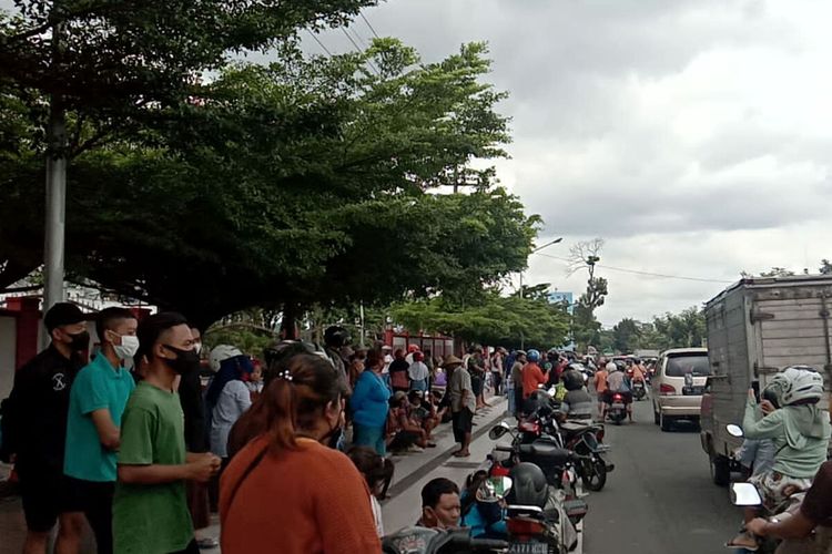 Ribuan warga berkumpul di depan Kantor Pemkab Blitar di Kecamatan Kanigoro guna mengikuti pembagian telur gratis oleh peternak ayam petelur, Selasa (28/9/2021)