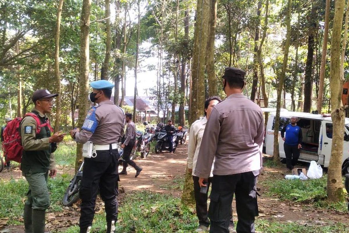 Seorang pendaki yang sebelumnya berkemah di Bukit Krapyak, Pacet, Mojokerto, Jawa Timur, dinyatakan hilang sejak Minggu (11/9/2022) siang. Pada Selasa (13/9/2022), petugas gabungan diterjunkan untuk mencari keberadaan korban.