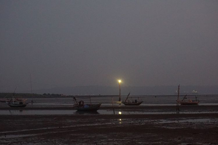 Beberapa perahu milik nelayan sedang terparkir di bawah jembatan Suramadu