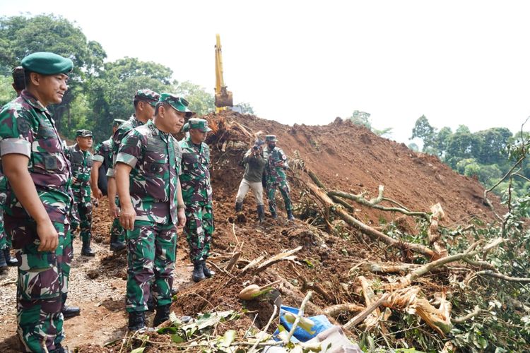 Kepala Staf Angkatan Darat (KSAD) Jenderal Dudung Abdurachman meninjau langsung ke lokasi yang terdampak bencana gempa di Cianjur, Jawa Barat, Selasa (22/11/2022).