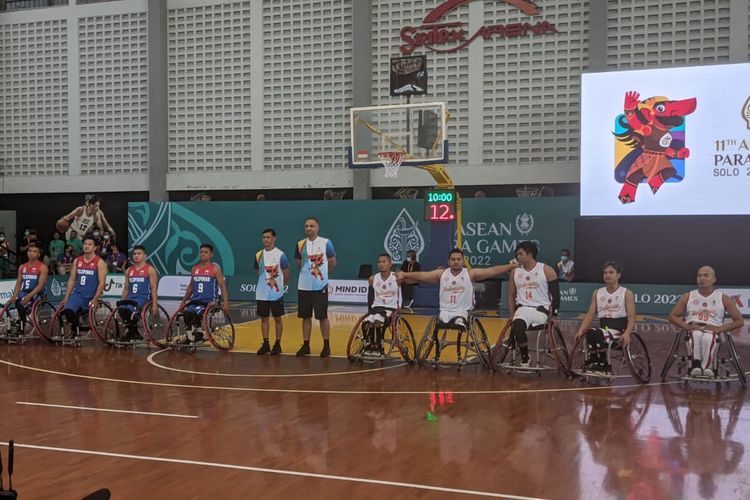 Skuad Wheelchair Basketball Indonesia (kanan) saat akan menghadapi Filipina pada laga perdana di ASEAN Para Games 2022 Solo yang berlangsung di Sritex Arena, Solo, Sabtu (30/7/2022).