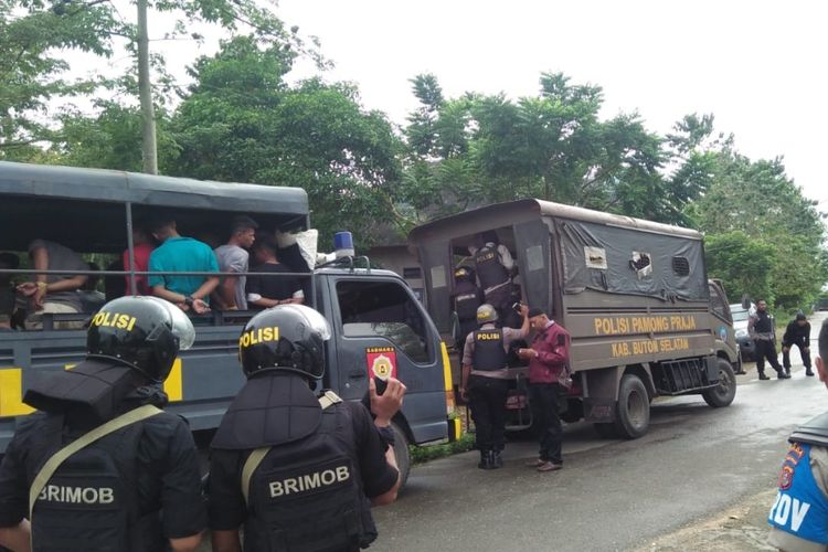 81 terduga pelaku pembakaran rumah di Desa Gunung Jaya, kabupaten Buton, Sultra ditangkap tim gabungan TNI /Polri, Sabtu (8/6/2019).