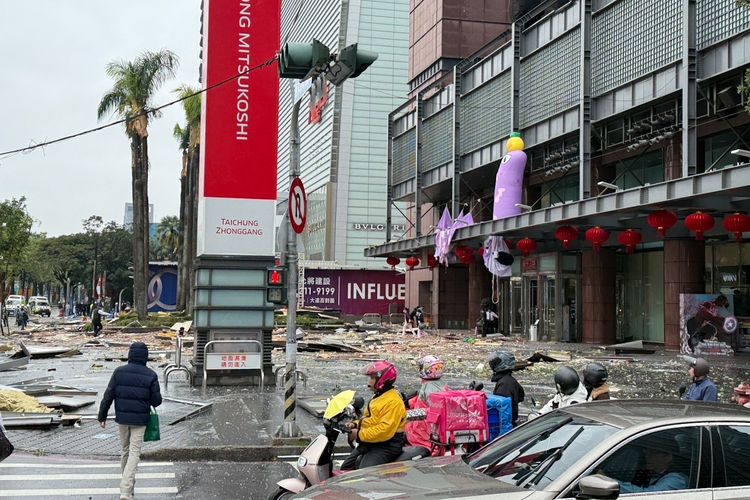 Tangkapan layar dari video Central News Agency (CNA) memperlihatkan bekas ledakan di mal Shin Kong Mitsukoshi, Kota Taichung, Taiwan, Kamis (13/2/2025).