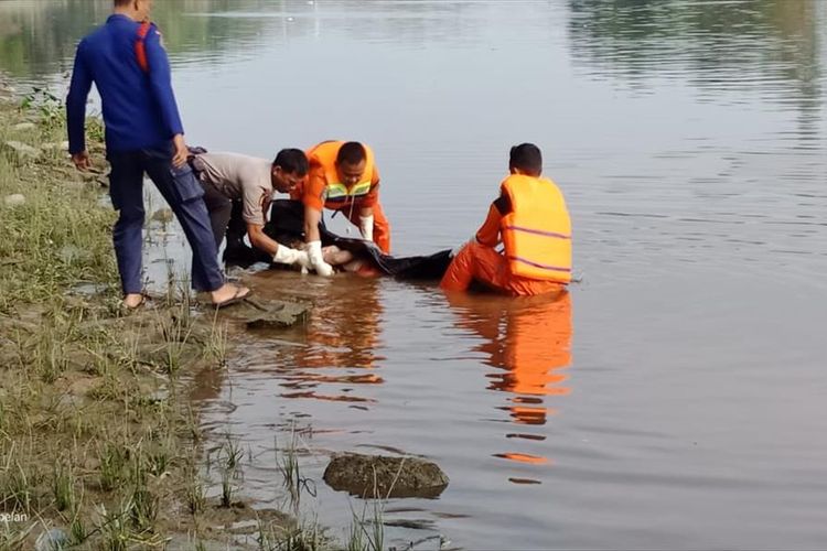 Tim SAR dan polisi mengevakuasi jenazah nenek yang ditemukan meninggal dunia di Sungai Siak, Kecamatan Senapelan, Pekanbaru, Riau, Sabtu (6/7/2019). Dok. SAR Pekanbaru 