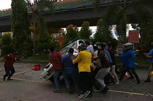 Demo di Pekanbaru Ricuh, Mobil Polantas Digulingkan
