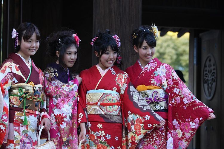Empat perempuan mengenakan furisode dalam perayaan Hari Kedewasaan.
