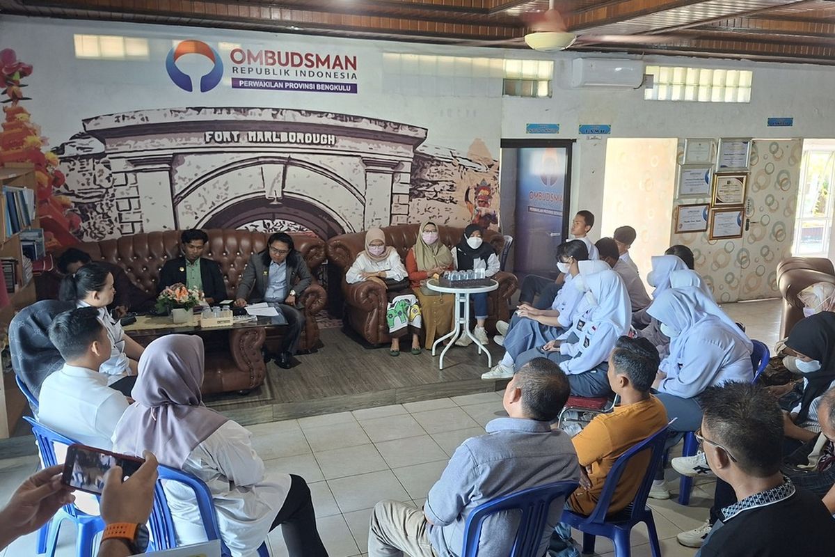 Perwakilan siswa SMAN 5 Kota Bengkulu bersama wali murid dan pengacara mendatangi Ombudsman, Bengkulu, Senin (15/9/2025).
