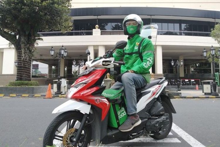 Berkat GrabBike Protect, salah seorang mitra GrabBike di Kota Yogyakarta, Adhitya Saputra bisa kembali beraktivitas dengan aman. 