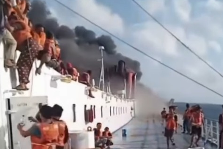KMP Mutiara Sentosa 2 Terbakar di Perairan Sumenep, Penumpang Lompat ke Laut