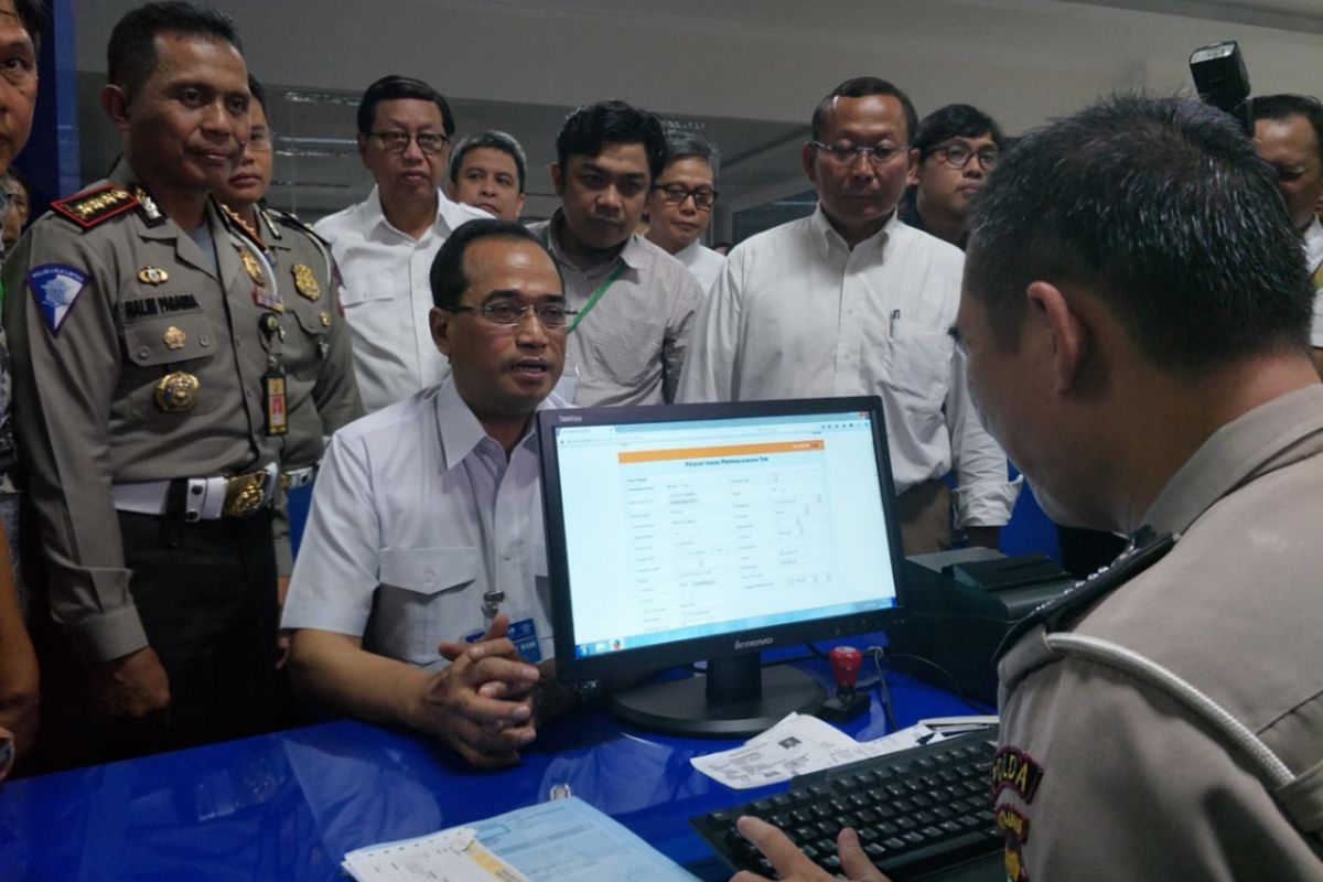 Menteri Perhubungan Republik Indonesia, Budi Karya Samadi saat menyambangi Satuan Penyelenggara Administrasi (Satpas) SIM Daan Mogot, Jakarta Barat, Sabtu (11/11/2017).