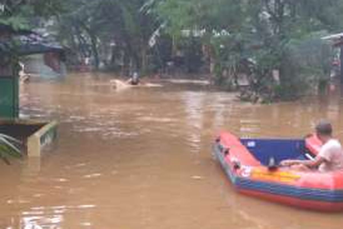 Banjir merendam Jalan Kamboja RT 08 RW 08 Lebak Bulus, Jakarta Selatan, Jumat (18/11/2016).