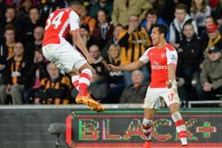 Gelandang Arsenal, Francis Coquelin (kiri) merayakan gol Alexis Sanchez pada pertandingan melawan Hull City, di KC Stadium, Hull, Senin atau Selasa (5/5/2015) dini hari WIB.  