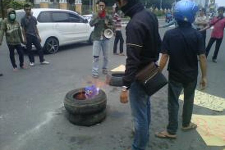 Mahasiswa saat membakar bendera partai demokrat di pertigaan UIN Yogyakarta