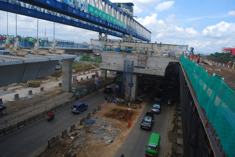 Proyek jalan Tol Bogor Outter Ring Road (BORR) seksi II B Kedungbadak-Simpang Yasmin dihentikan sementara menyusul keluarnya moratorium penghentian seluruh pekerjaan infrastruktur melayang (elevated) di seluruh Indonesia paska insiden kecelakaan proyek jalan tol Bekasi-Cawang-Kampung Melayu (Becakayu), Rabu (21/2/2018).