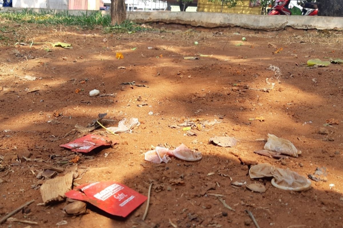 Kondom bekas dan kemasan kondom berserakan di Taman Tubagus Angke, Jakarta Barat, Jumat (20/9/2019)