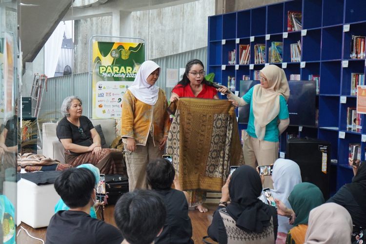 Memperkenalkan wastra pada generasi muda, termasuk tenun Biboki di acara Parara Mini Festival 2025.