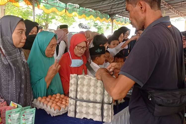 Warga Mataram mengantre demi mendapatkan beras murah di Pasar rakyat yang berlangsung di Kelurahan Kekalik Jaya, Rabu (28/2/2024).