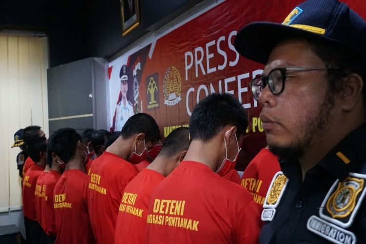 Sebanyak 27 awak kapal berkewarganegaraan Vietnam yang ditangkap Dirjen PSDKP Kementerian Kelautan dan Perikanan telah dilimpahkan ke Kantor Imigrasi Pontianak, Kalimantan Barat.