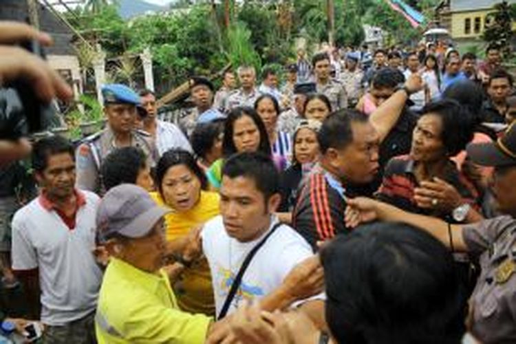 Warga Desa Sea, Kecamatan Pineleng, Minahasa, mengamuk menantang petugas polisi, menolak pembangunan Tower SUTT, Rabu (17/7/2013).