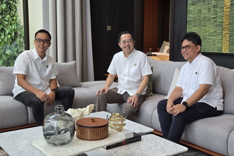 Head of Marketing Summarecon Serpong Ferry Susanto (kiri), Executive Director of Summarecon Serpong Albert Luhur (tengah), dan General Manager Planning & Design of Summarecon Serpong Rachmat Taufik Hardi.