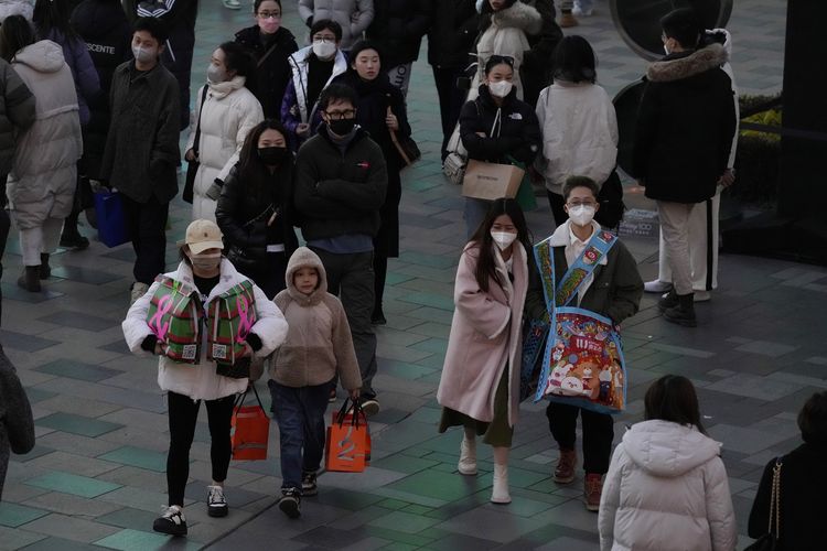 Orang-orang kembali memadati mal populer di China setelah pelonggaran pembatasan pandemi di Beijing, Minggu (1/1/2023).