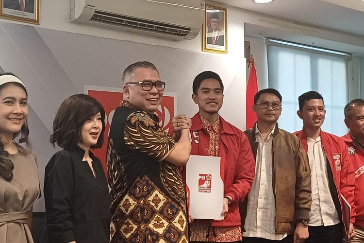 Waketum Nasdem Ahmad Ali bersalaman dengan Ketua Umum PSI Kaesang Pangarep saat penyerahan surat rekomendasi, Jumat (7/6/2024).