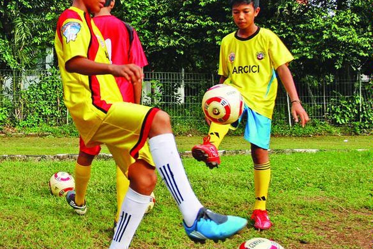 Pemain muda tim Mutiara Cempaka berlatih  juggling di Lapangan Arcici, Rawasari, Jakarta Pusat, Jumat (11/3).