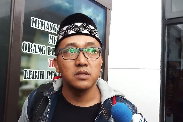 Suami dari mendiang Lina Jubaedah, Tedy Pardiyana di Polrestabes Bandung, Jawa Barat, Jumat (31/1/2020)