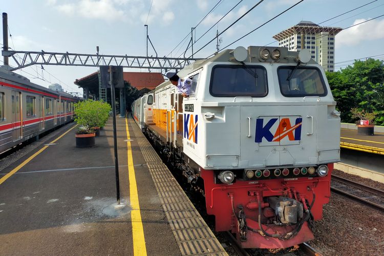 Antisipasi Macet Demo Partai Buruh, 12 Kereta Api dari Stasiun Gambir Berhenti di Stasiun Jatinegara